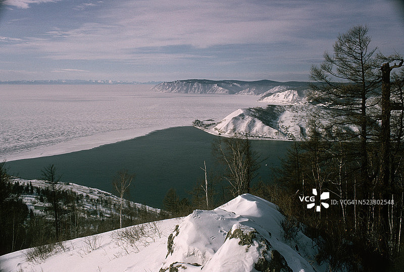 西伯利亚贝加尔湖和安加拉河的霜冻景观图片素材