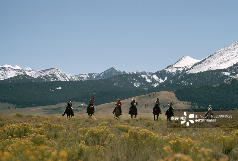 在草地上骑行的牧场家庭图片素材