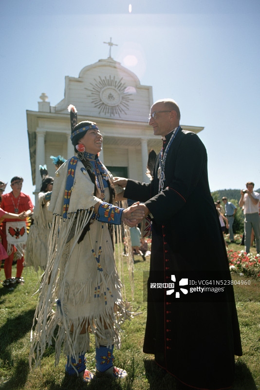 牧师与美洲原住民妇女共舞图片素材