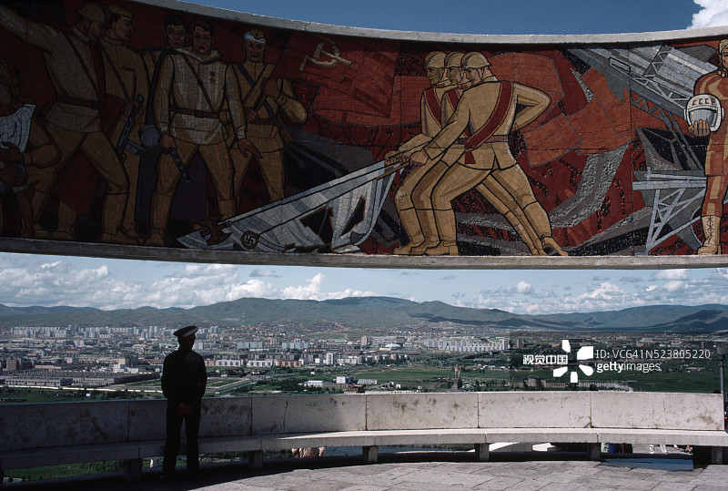 俯瞰蒙古乌兰巴托的战争纪念碑图片素材