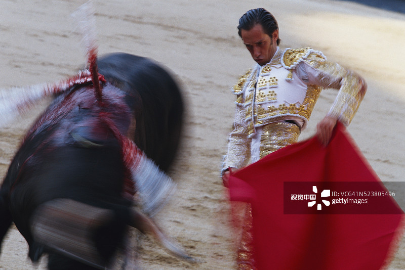 向公牛挥舞旗的斗牛士图片素材