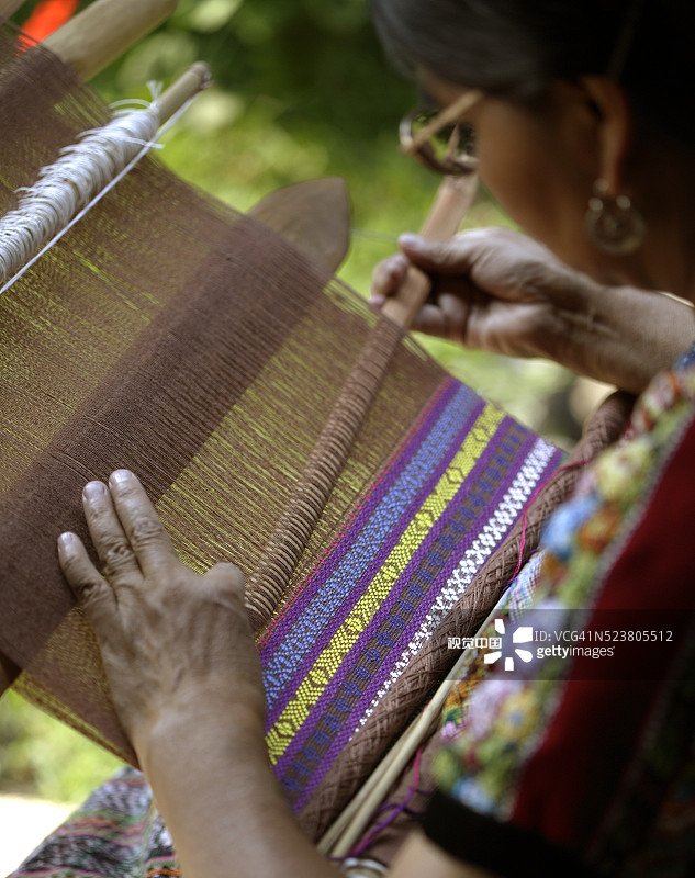 用腰织机编织的女人图片素材