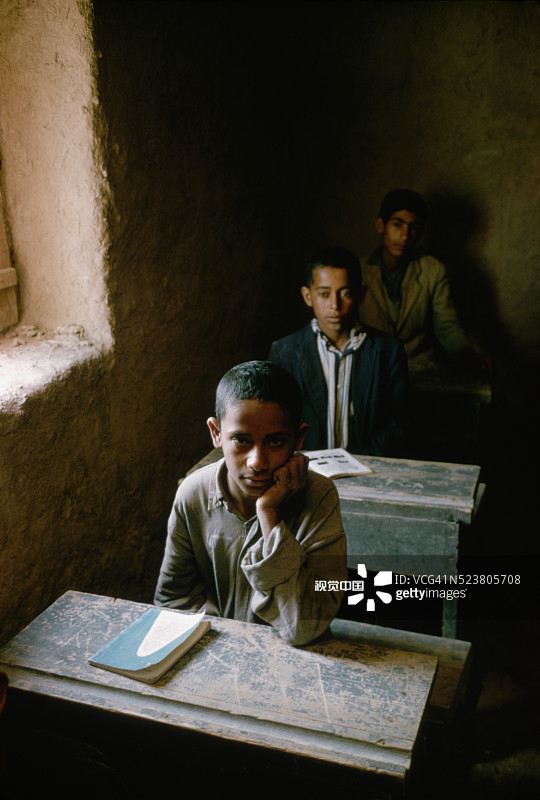 在教室课桌前就坐的男孩们图片素材