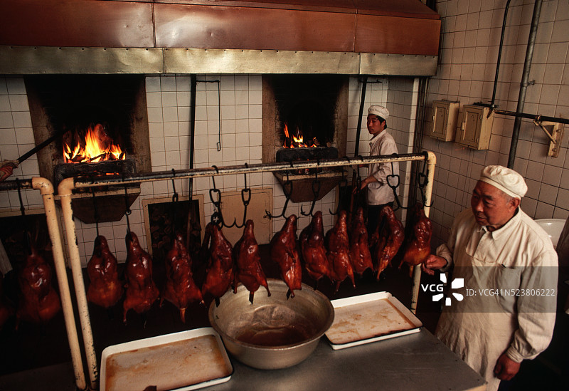 烤鸭沥油图片素材