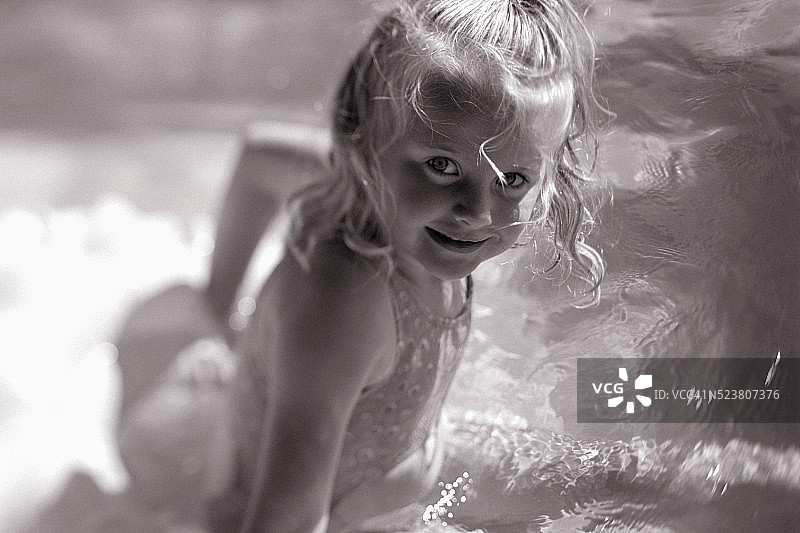 游泳池里的小女孩图片素材