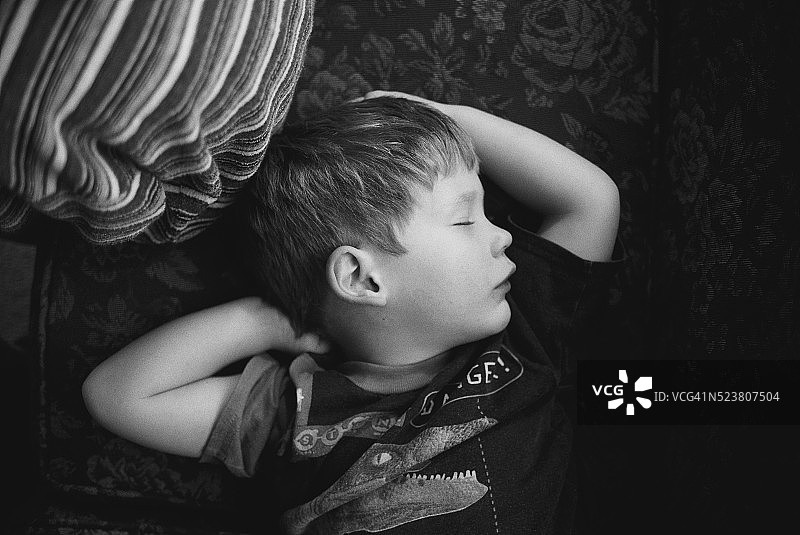 熟睡的男孩图片素材