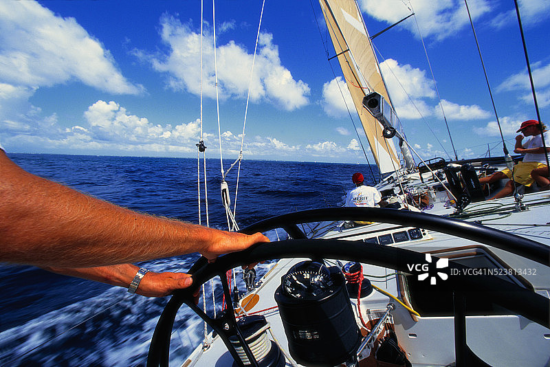 水手驾驶帆船图片素材