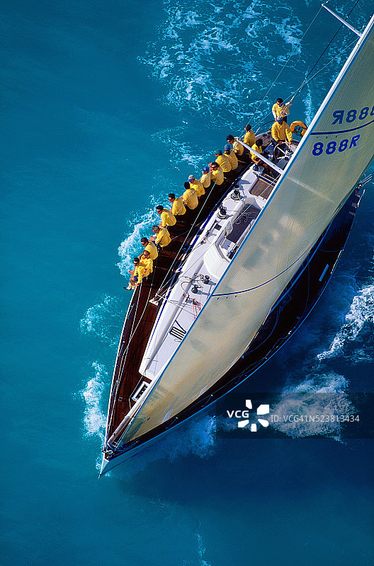 坐在船边的帆船队图片素材