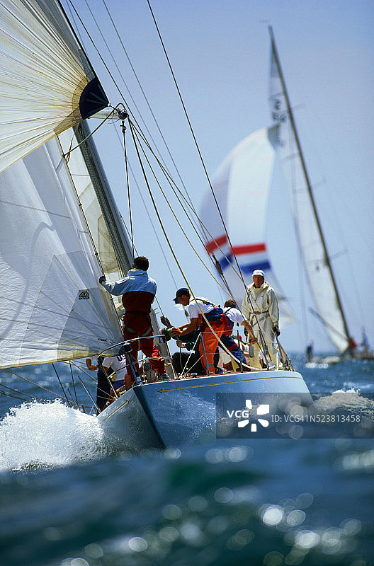 在Weatherly帆船上工作的船员图片素材