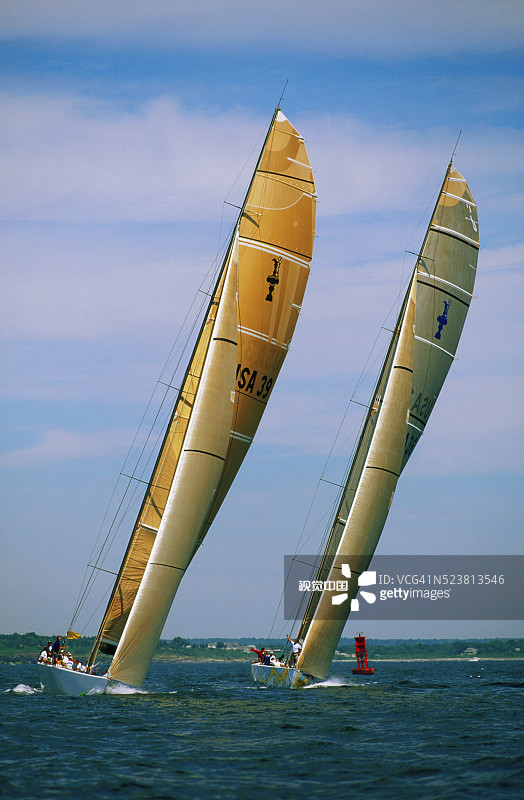 两艘正在练习比赛的游艇图片素材