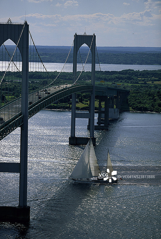 帆船驶过纽波特大桥图片素材