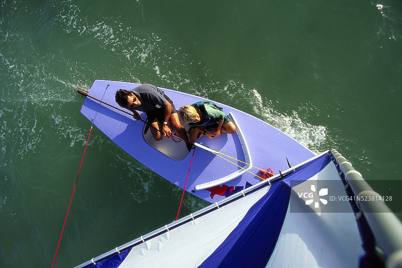 父子驾驶帆船图片素材