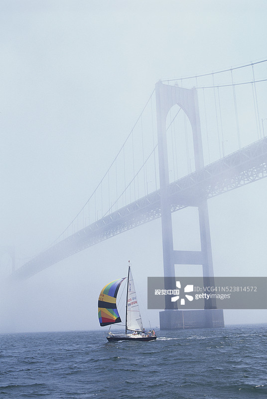 雾中纽波特大桥下的帆船图片素材