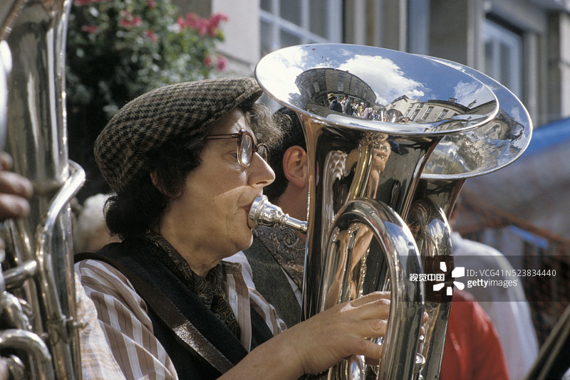 大号演奏者图片素材