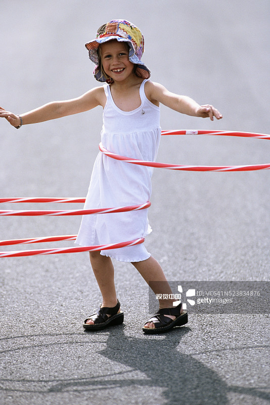 旋转三个呼啦圈的女孩图片素材