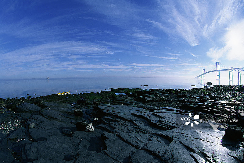 岩石岸边的黄色皮划艇图片素材