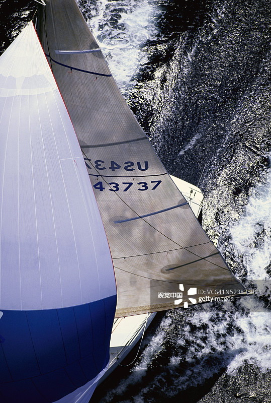 在肯伍德杯帆船赛中航行的牛仔图片素材