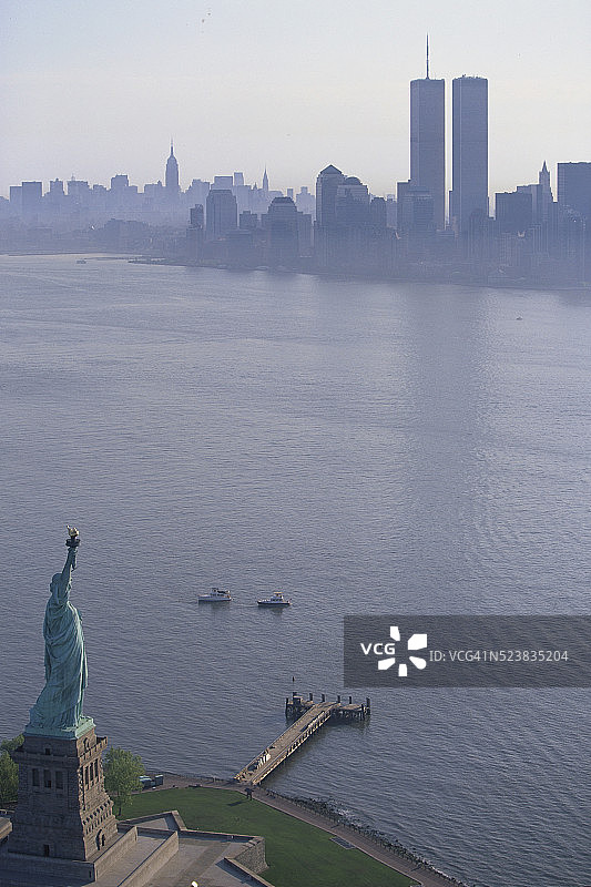 自由女神像和曼哈顿天际线图片素材