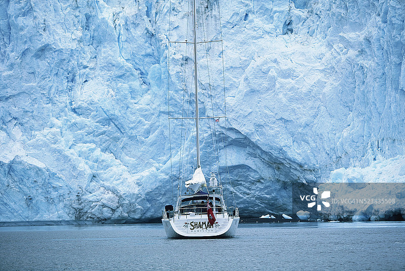 冰川冰架旁的帆船图片素材