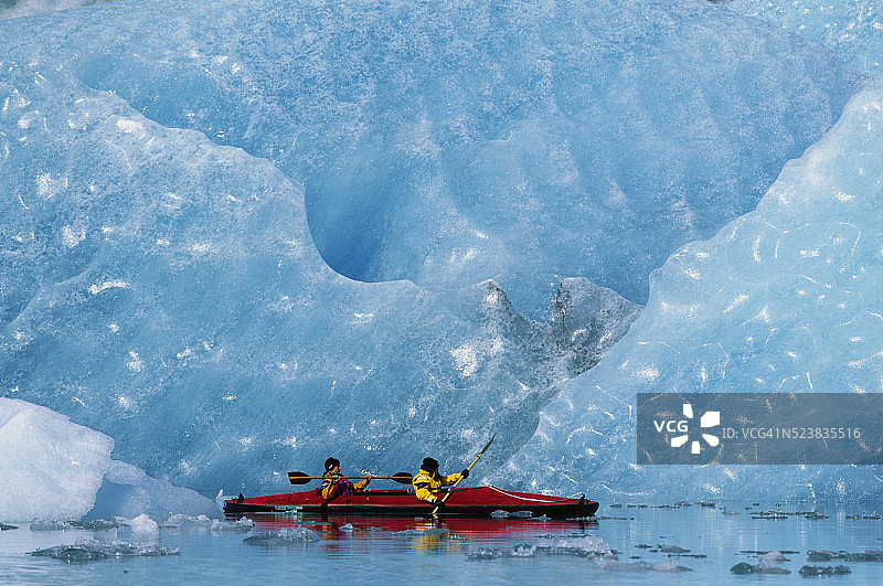 沿着熊冰川进行海上皮划艇运动图片素材