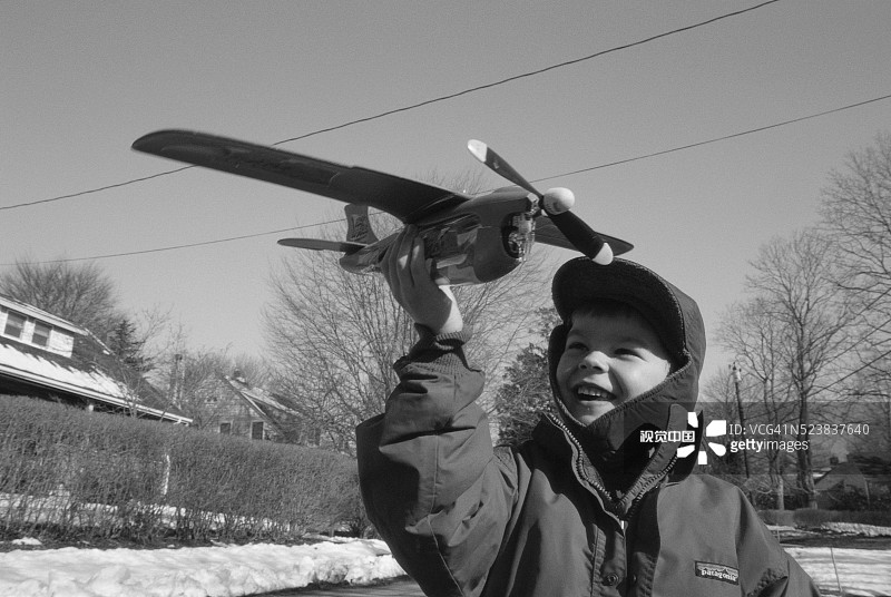 男孩玩飞机模型图片素材