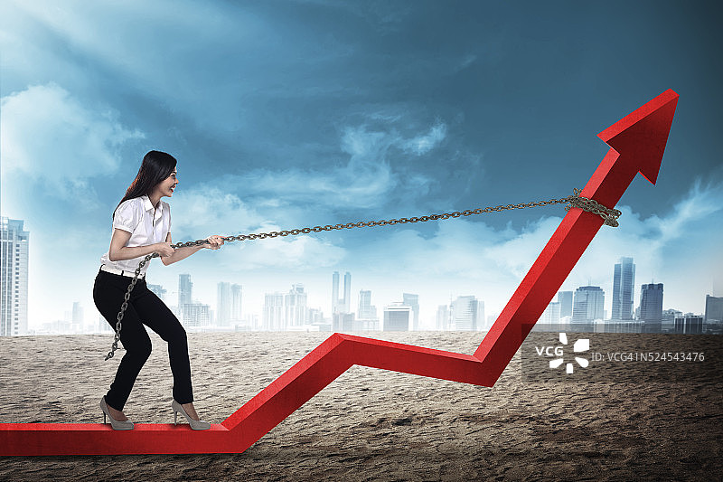 拉着带链条箭头的女商人图片素材