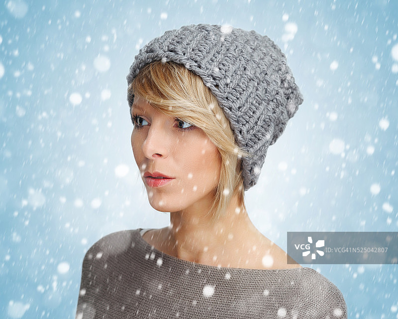 雪地里的年轻女子肖像图片素材