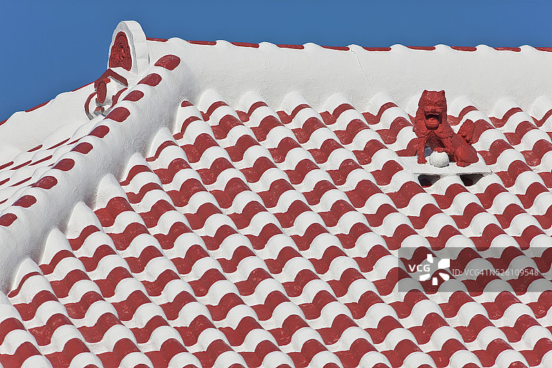 日本冲绳县阿座间镇的石狮子和瓦片屋顶图片素材