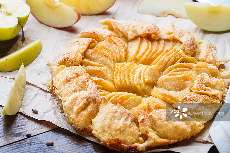 自制新鲜苹果馅饼图片素材