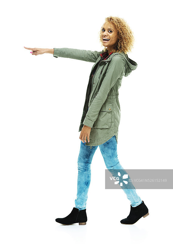 快乐的女人指着远方图片素材