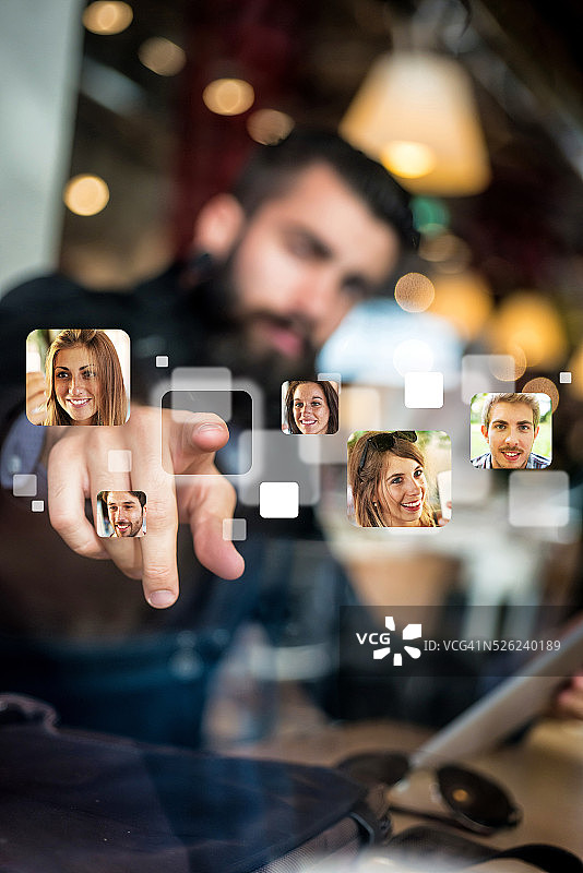 年轻潮人和显示器互动图片素材