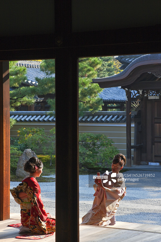 日本京都肯尼寺禅寺，身着传统和服的女性图片素材