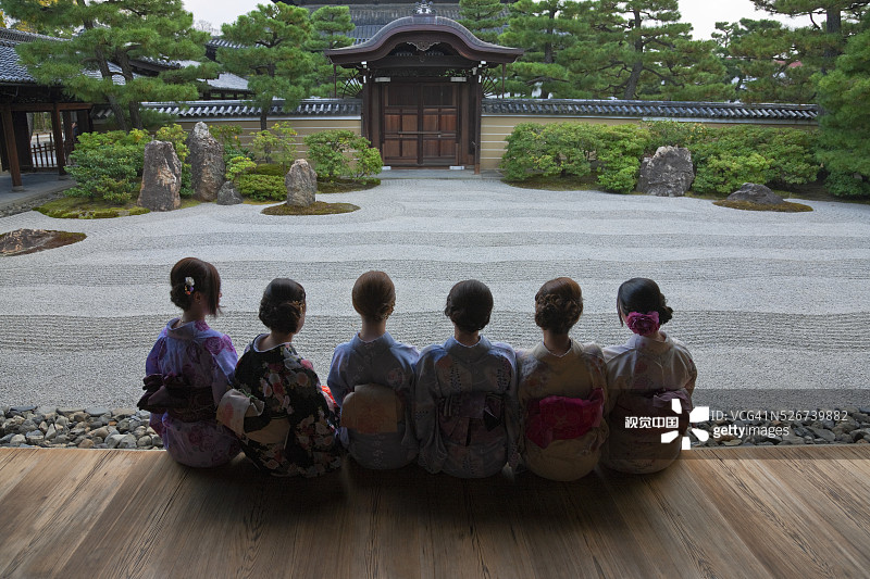 身穿传统和服的女性，位于日本京都建仁寺禅宗花园旁图片素材