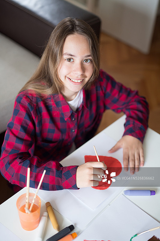 女孩画心形图案图片素材