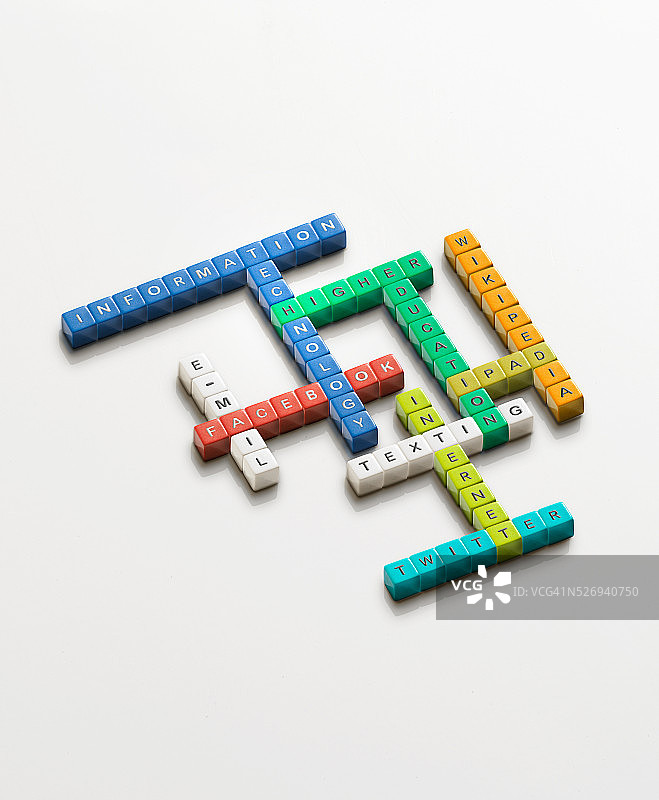 填字游戏中与技术相关单词的彩色方块图片素材