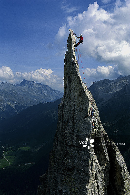 在瑞士阿尔卑斯山的岩针上攀登图片素材
