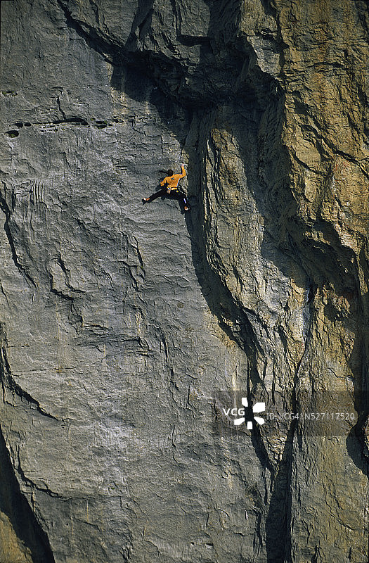 在瑞士阿尔卑斯山攀岩图片素材