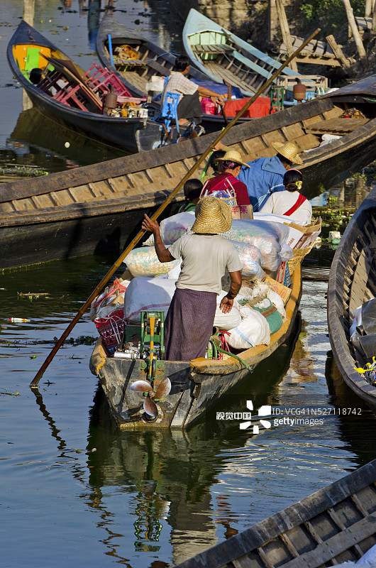 拥挤的港口停满了船只，位于缅甸茵莱湖娘水镇图片素材