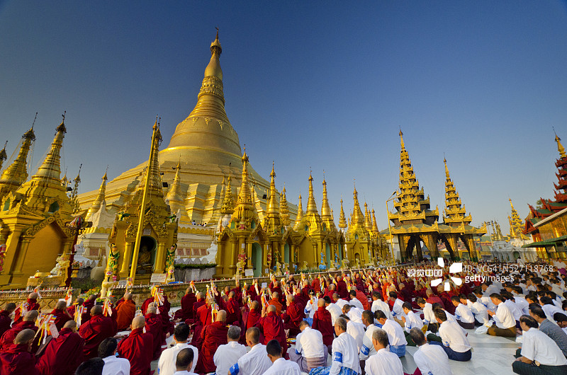 仰光瑞光大金塔的晨祷仪式，缅甸图片素材