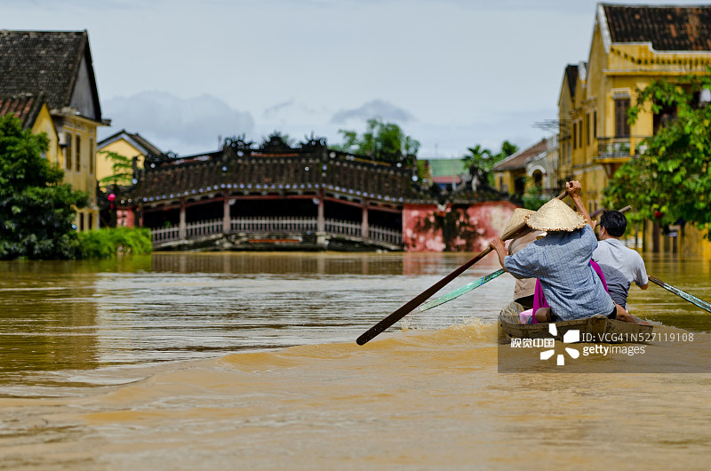 穿过会安被洪水淹没的河流图片素材