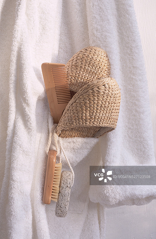 带梳理工具的浴袍图片素材