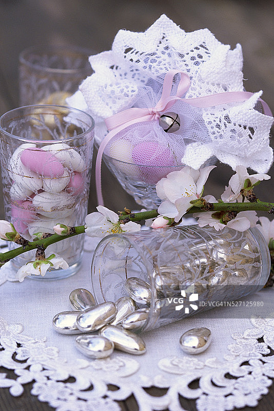 银色糖渍杏仁和蕾丝花边图片素材