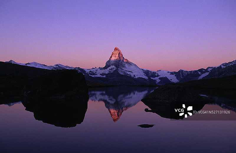 马特洪峰倒映在施泰利湖中，瑞士阿尔卑斯山图片素材