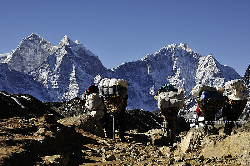 珠穆朗玛峰徒步旅行中的搬运工图片素材