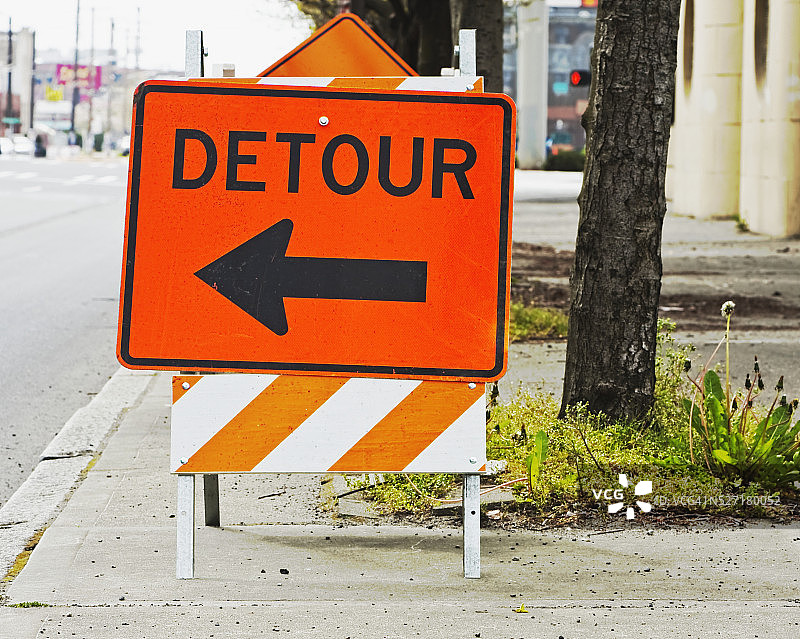 北极光大道旁的绕行标志图片素材