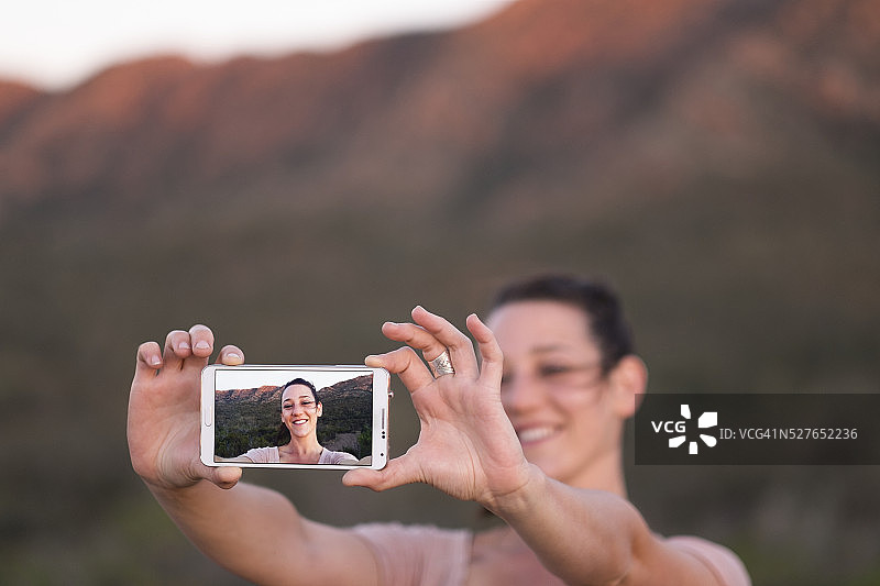 女游客在澳大利亚弗林德斯山脉背景下自拍图片素材