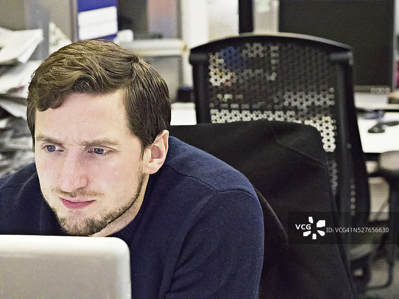 男人在电脑屏幕上阅读图片素材