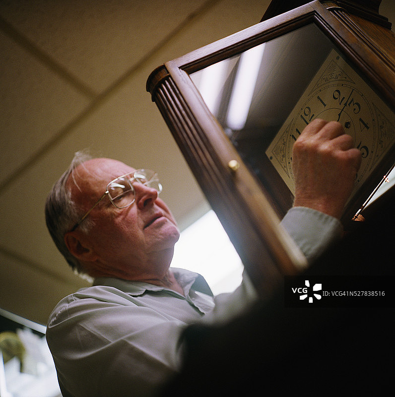 制表师正在设置时钟图片素材