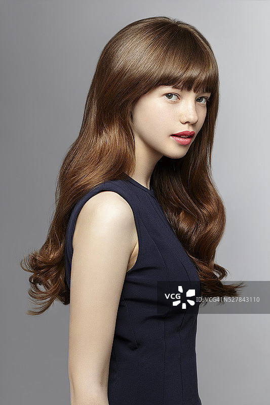留着棕色长发的年轻女人图片素材