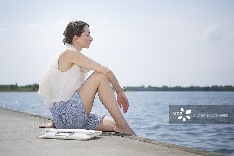 坐在水边的女子图片素材
